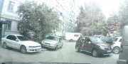 Две девушки на Renault Sandero пытаются выехать с парковки